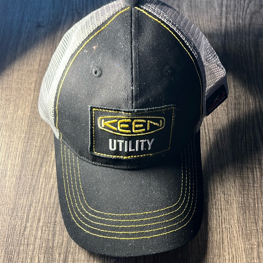 Keen Mens Billboard Trucker SnapBack 6Panel Hat Color Black/Gray